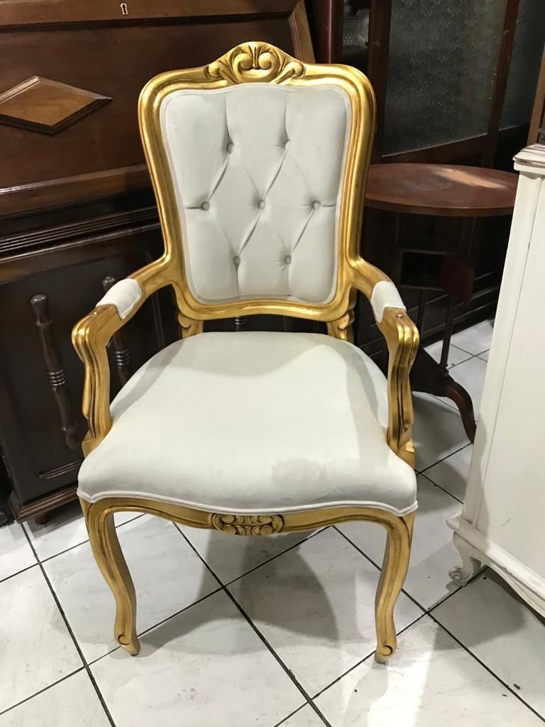Poltrona com folheação a ouro – Daisy Decorações